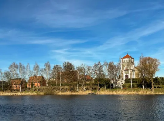 Widok na kościół parafialny św. Wawrzyńca w Przysiersku