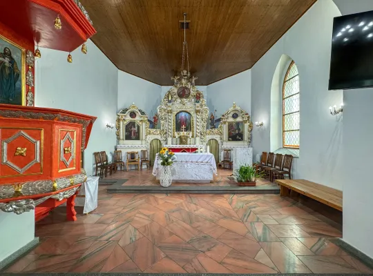 Kościół w Przysiersku: ołtarz, ambona i drewniany sufit.