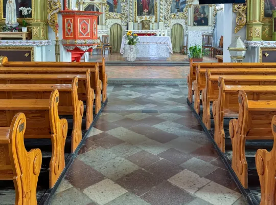 Ujęcie wnętrza kościoła w Przysiersku z widokiem na nawę główną i ołtarz.