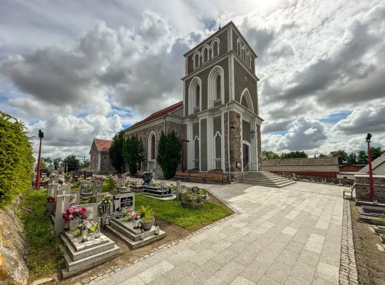 Kościół parafialny i cmentarz
